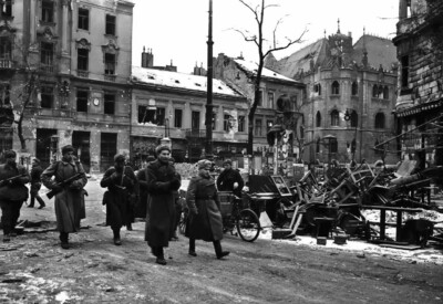 4 апреля 1945 года Венгрия была полностью освобождена. В боях за освобождение Венгрии погибли около 200 тысяч советских солдат и офицеров. Советские войска входят в Будапешт, фотохроника ВОВ