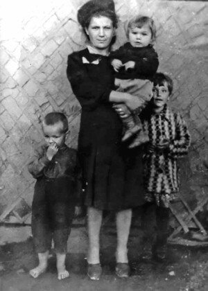 Сестра Д.А. Мартыненко Надежда Андреевна со своими детьми Светланой (Бояковой), Анатолием и Валерием