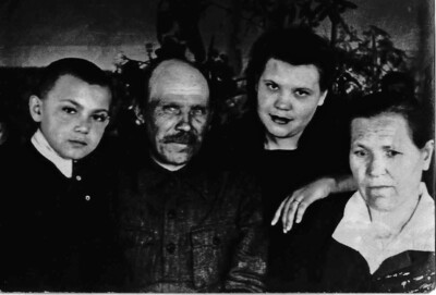 Андрей Никифорович и Акулина Федоровна с детьми Виктором и Анной. Александровск, 1950 год