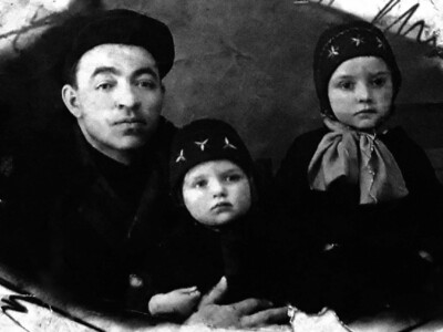 Алла Маслянинова (в центре) с отом и сестрой