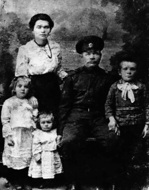 Семья Карабут: Прокофий Семёнович, Ульяна Дмитриевна и их дети Василий, Мария, Анна в возрасте 3-х лет, Краснодар, 1917 год