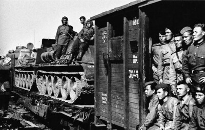 Идёт состав за составом. Переброска танков в эшелоне на Берлин. 1945 год, фотохроника ВОВ