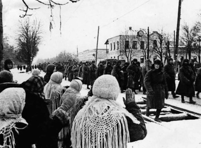 Жительницы Ставрополя встречают советских солдат-освободителей, 1943 год, waralbum.ru