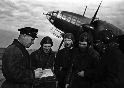 Экипаж самолета-торпедоносца Ил-4 2-й эскадрильи 5-го гвардейского МТАП (ВВС Черноморского флота), 1943 год. Фото ТАСС, автор Евгений Халдей