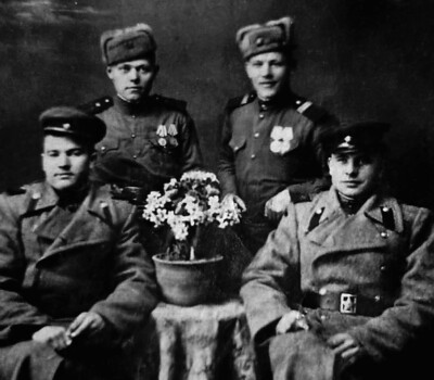 Николай с товарищами в военные годы