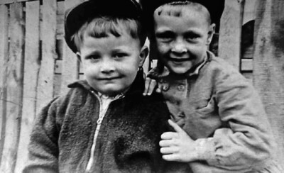 Сыновья Николая Трофимовича Сергей и Володя, середина 1950-х