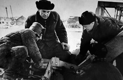 Н.Т. Минута (в центре), бригадир слесарей Холмского морского торгового порта Министерства морского транспорта СССР, 70-е годы