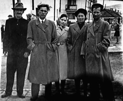 На территории порта. Слева отец и сын Минута, 1960-е
