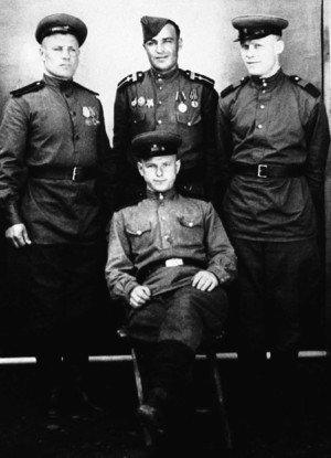Мурёхин А.С. (стоит в центре) – будущий муж средней сестры Нади. Берлин, 1945 г.