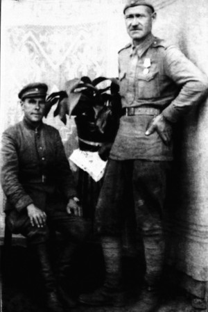 Бозюков Василий Стефанович (справа) – отец Мурой А.В. 1943–1945 годы