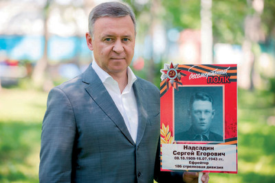 Сергей Надсадин с портретом деда