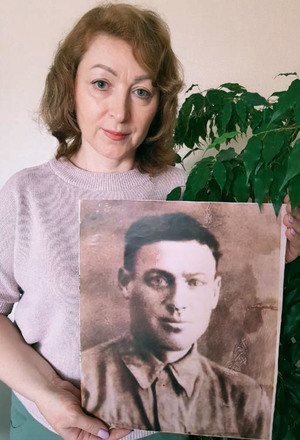 Анна Шарова с портретом деда