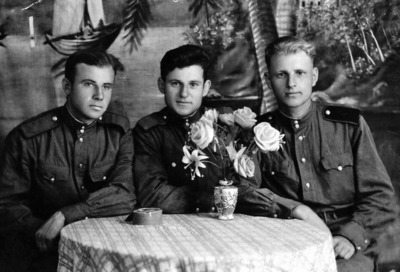 Александр Новиков (в центре) с товарищами. Сахалин, Холмск. 1945–1946 годы