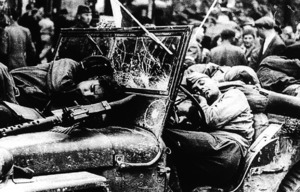 Советские солдаты спят на машинах в Праге, Чехословакия, 1945 год