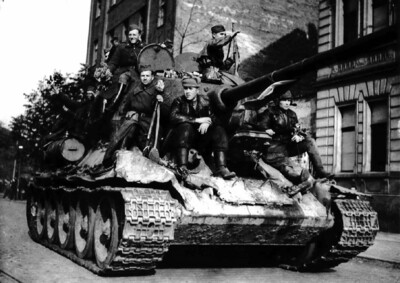 Советские солдаты на танке Т-34-85 в освобожденном городе. Чехословакия, май 1945 г. Фотохроника ВОВ