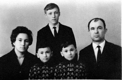 Василий с женой и сыновьями. 1960-е годы