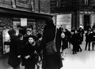 Дети из ленинградского интерната No7 на прогулке, 1941 год. Автор Павел Машковцев. Хроника ВОВ