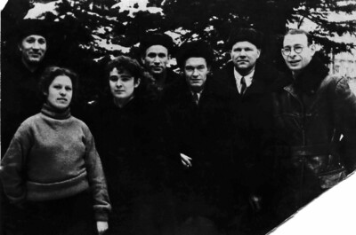 Сотрудники газеты «Знамя коммунизма», Корсаков, конец 1950-х гг. Пантелеев посередине