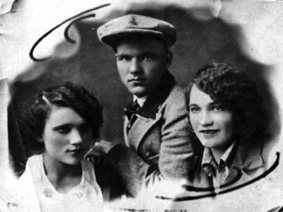 С женой Клавдией (справа) и подругой. Хоэ, 1937 г.