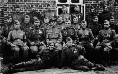 Восточная Пруссия, 1945 г. Пантелеев в первом ряду, третий справа