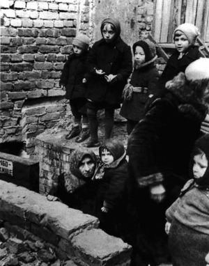 Ленинградцы выходят из бомбоубежища, 7 октября 1941 года. Фото П. Мошковцева. Фотохроника ТАСС