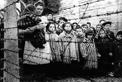 Оставшиеся в живых после освобождения немецко- фашистского концлагеря Освенцим. Фотохроника ТАСС