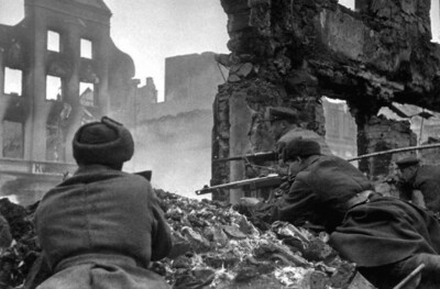 Советские бойцы ведут уличный бой на окраине Кёнигсберга, фотохроника ВОВ