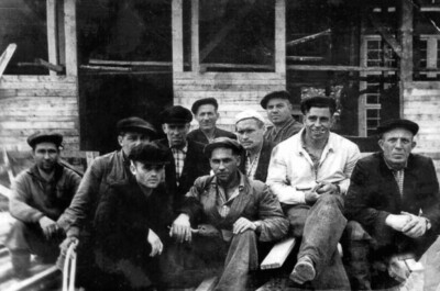 Бригада плотников, второй справа О. С. Павлюченко. Курилы,1950-е годы