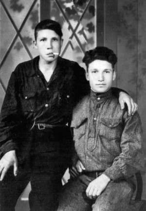 Павлюченко с братом. 1948 год, Сахалин