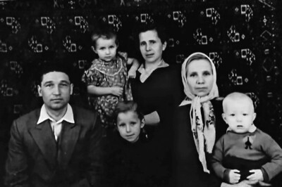 Осип и Таисия с детьми Татьяной и Екатериной, рядом Евдокия (мама Таисии) с внуком Геной (ребёнок сына), село Новосибирское, конец 1950-х