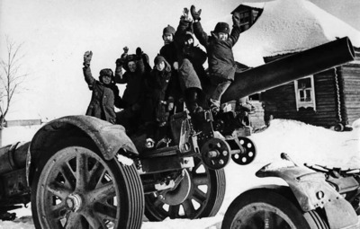 На трофейном орудии в деревне Чёрная Грязь. Калужская область. 1941-1942, фотохроника ВОВ