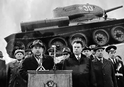 Михаил Лаврентьевич выступает на митинге, конец 1970-х