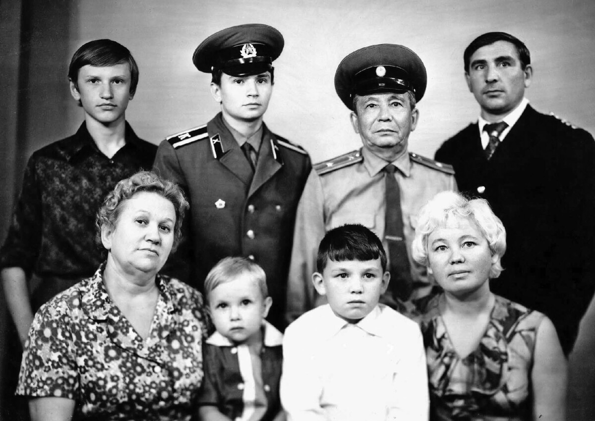 Из архивов Т.П. Шилгачевой. Верхний ряд (слева направо): ее племянник Андрей, брат Владислав Петрович Пляскин, Петр Васильевич Пляскин и муж Александр. Нижний ряд: Светлана Иосифовна Пляскина (жена П.В. Пляскина), их внуки Андрей и Александр, Тамара Шилгачева