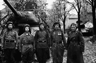 Экипаж советского танка Т-34-85 на фоне своей машины в пригороде Берлина. Май 1945 г. Снимок из летописи войны фотокорреспондента А. Архипова