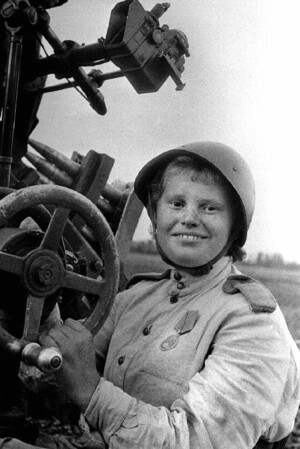 Советская девушка-зенитчица, награжденная медалью «За отвагу». Авторское название фотографии «Тамара – зенитчица». Западный фронт. Фото сделано не ранее второй половины 1943 г.