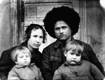 Пятницкая (слева) с родителями и сестрой. 1924 г.