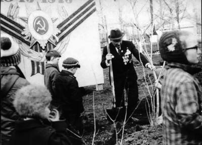 Закладка сквера в Аниве в честь 30-летия Победы. 1975 г.