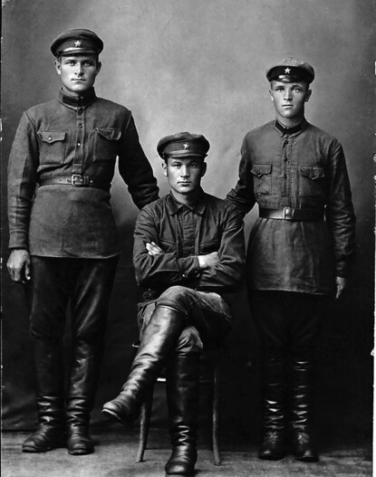 Василий Растрекаев (слева) с боевыми товарищами