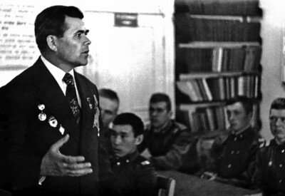 Борис Петрович Репин на встрече с военнослужащими. Сахалин, 1981 г.
