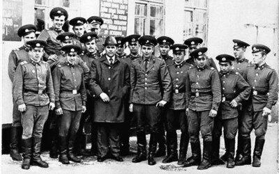 Борис Репин с группой военнослужащих. 1974 г.