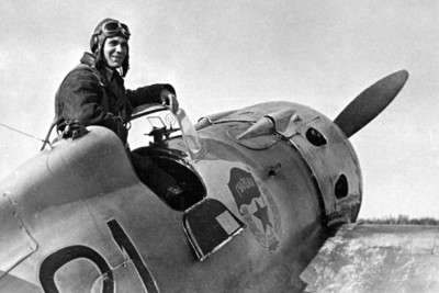Герой Советского Союза командир эскадрильи 4-го гвардейского авиационного полка гвардии старший лейтенант Г.Д. Цоколаев