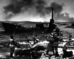 Советские солдаты салютуют в честь освобождения Крыма
