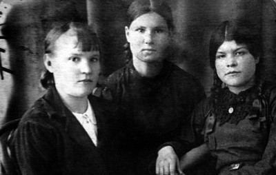 Декабрина Пушкарева (в центре), 1941 год