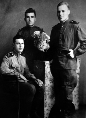 Брат Владимир (в центре)