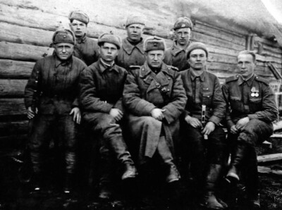 Расторгуев (в центре). 1944 г.