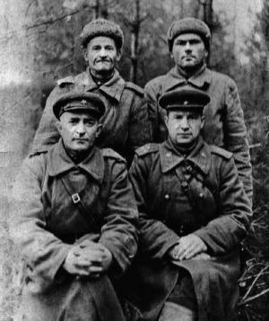 Расторгуев (справа, нижний ряд). 1944 г.