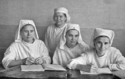 Медсестры на посту (Анастасия крайняя справа)