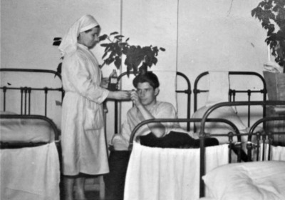 Анастасия с пациентом, 1950-е гг.