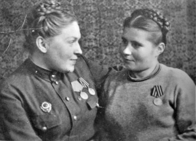 Анастасия (справа) с подругой, 1945 г.