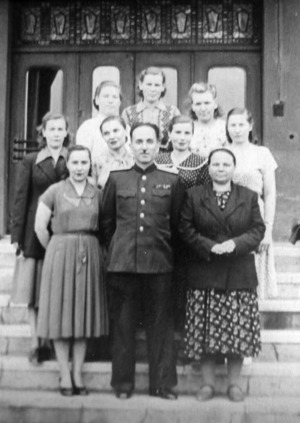На крыльце госпиталя, г. Южно-Сахалинск, конец 1940-х гг.